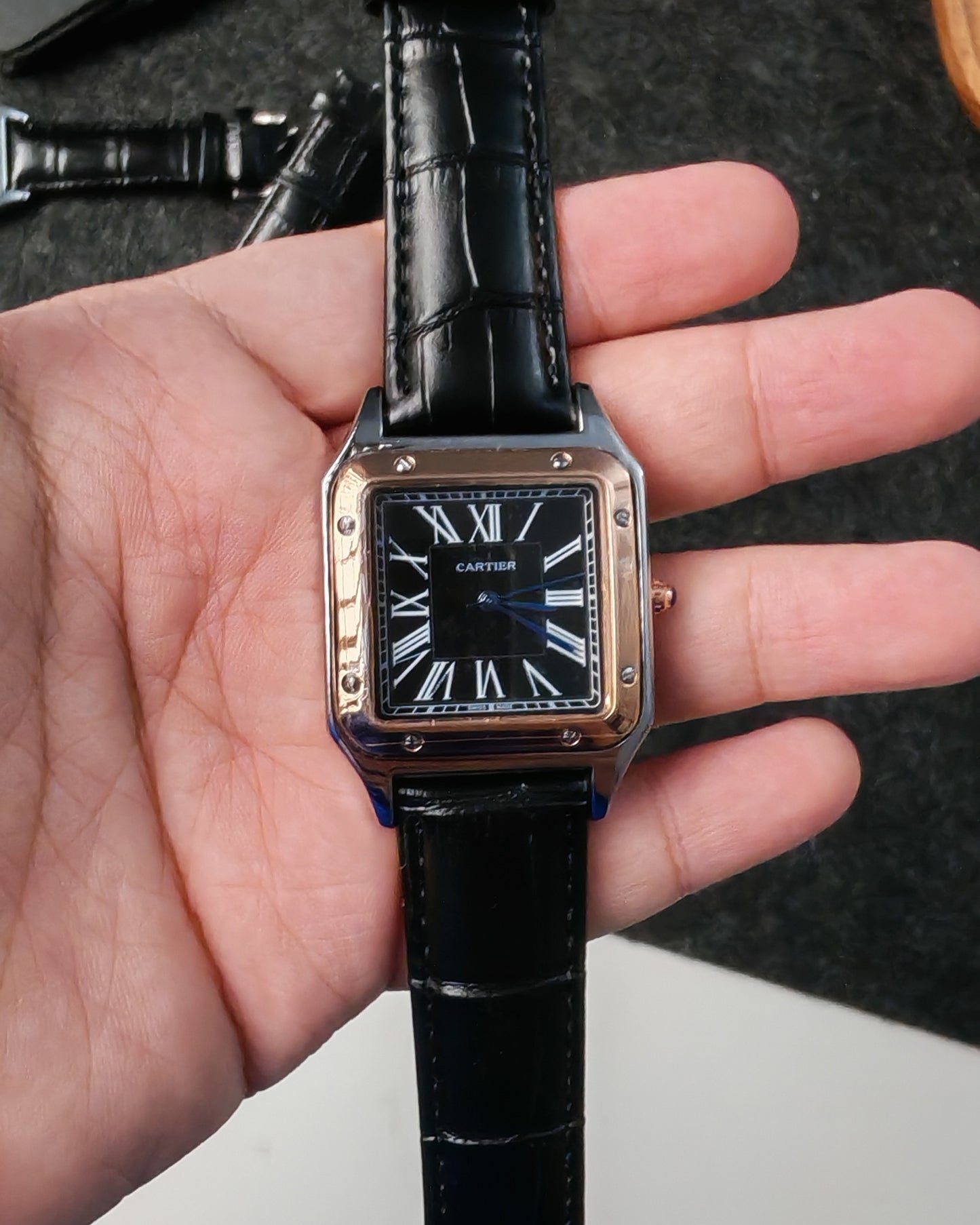 ساعة كارتير رجالي مينا سودة اطار دهبي بستراب اسود جلد طبيعي ضد الميه