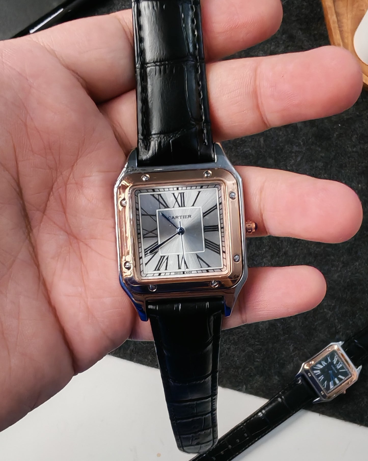 ساعة كارتير رجالي مينا ابيض اطار دهبي بستراب اسود جلد طبيعي ضد الميه